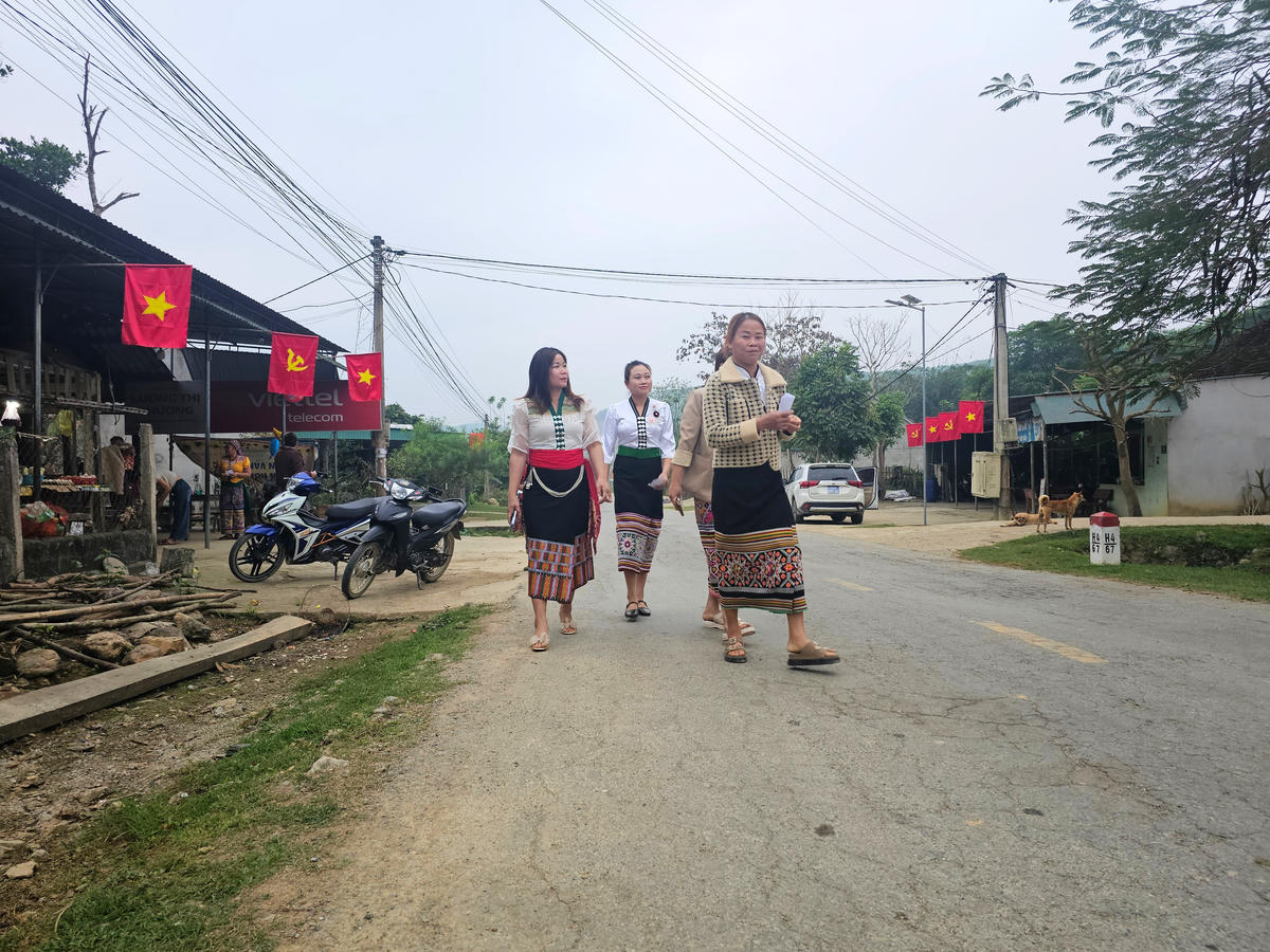 Cử tri xã Nga My đi bầu cử từ sáng sớm. Ảnh: Quốc Thanh