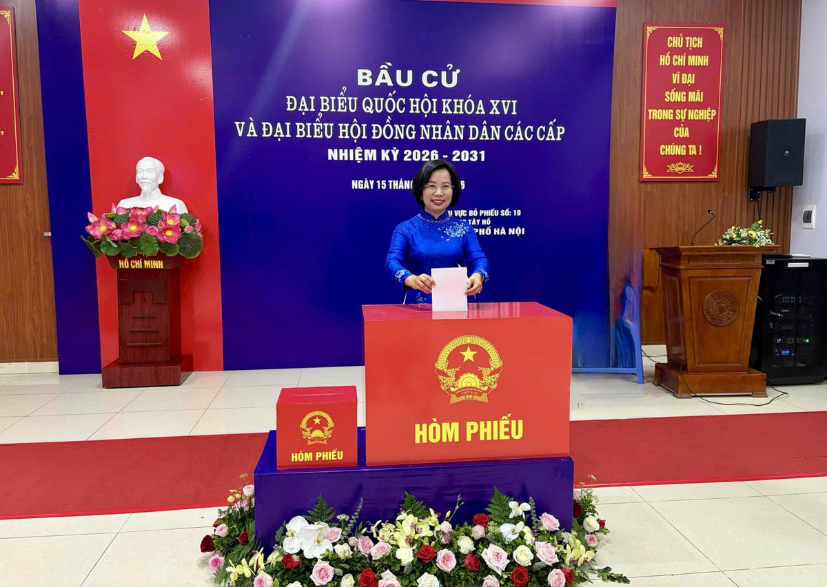 Bà Bùi Huyền Mai, Chủ tịch Ủy ban MTTQ Việt Nam TP Hà Nội thực hiện nghĩa vụ công dân tại đơn vị bầu cử số 10 phường Tây Hồ, TP Hà Nội.&nbsp;