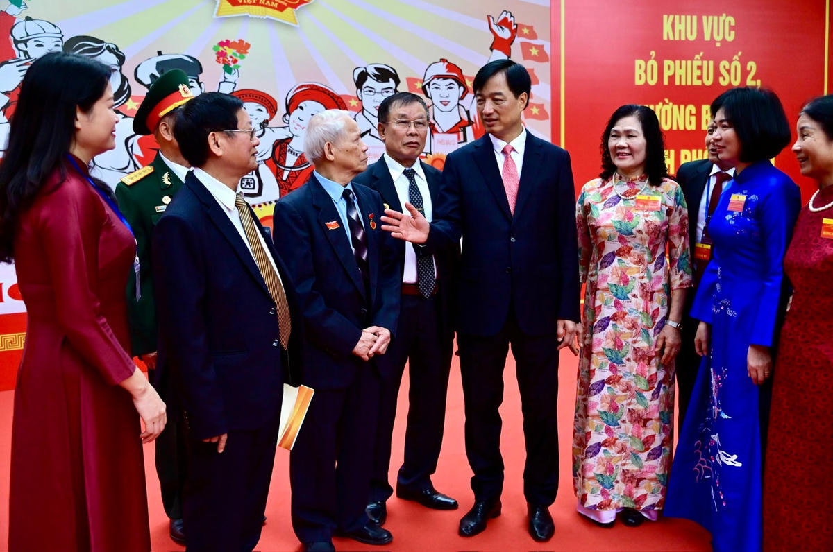 Ủy viên Bộ Chính trị, Bí thư Thành ủy Hà Nội Nguyễn Duy Ngọc với cử tri tại Khu vực bỏ phiếu số 2 thuộc Tổ bầu cử số 2 phường Ba Đình, Thủ đô Hà Nội. Ảnh: HNM