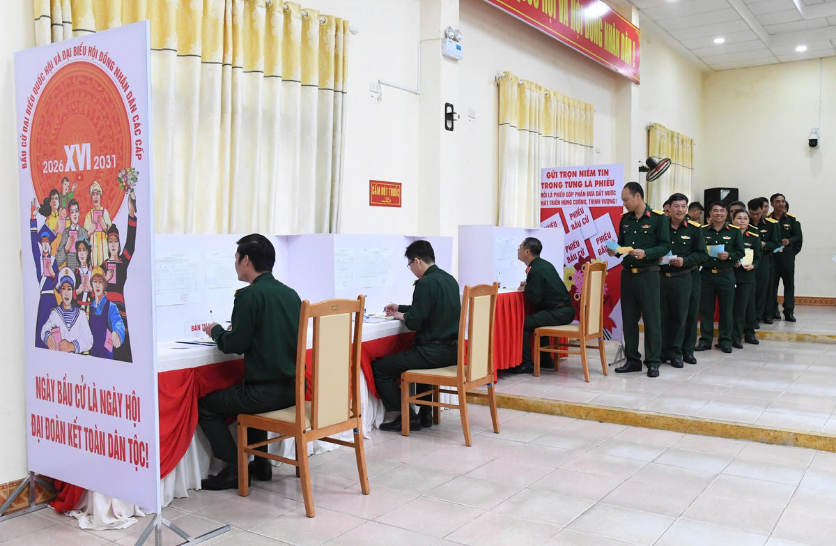 Lực lượng vũ trang tỉnh Quảng Ngãi đang thực hiện bỏ phiếu. Ảnh: CV.