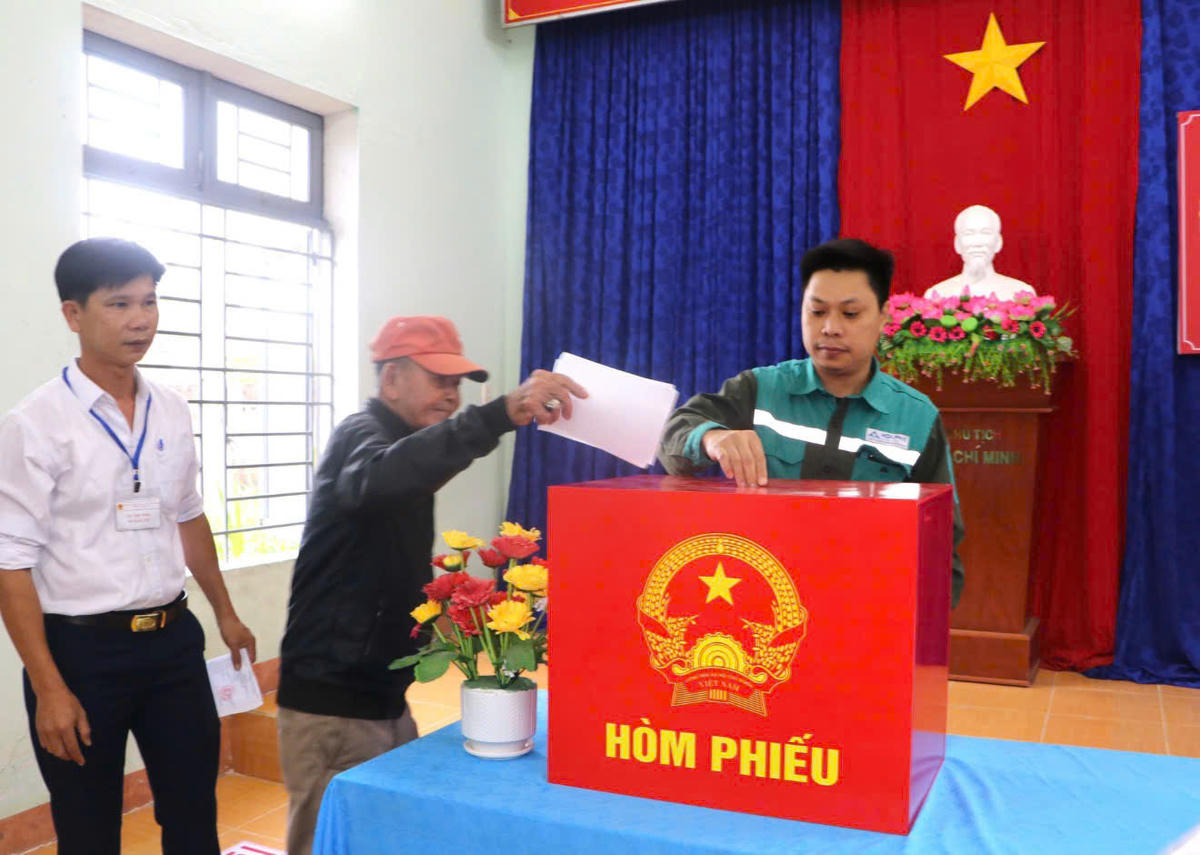 Công nhân ở Khu kinh tế Dung Quất - Quảng Ngãi tham gia bỏ phiếu. Ảnh: Đinh Hương