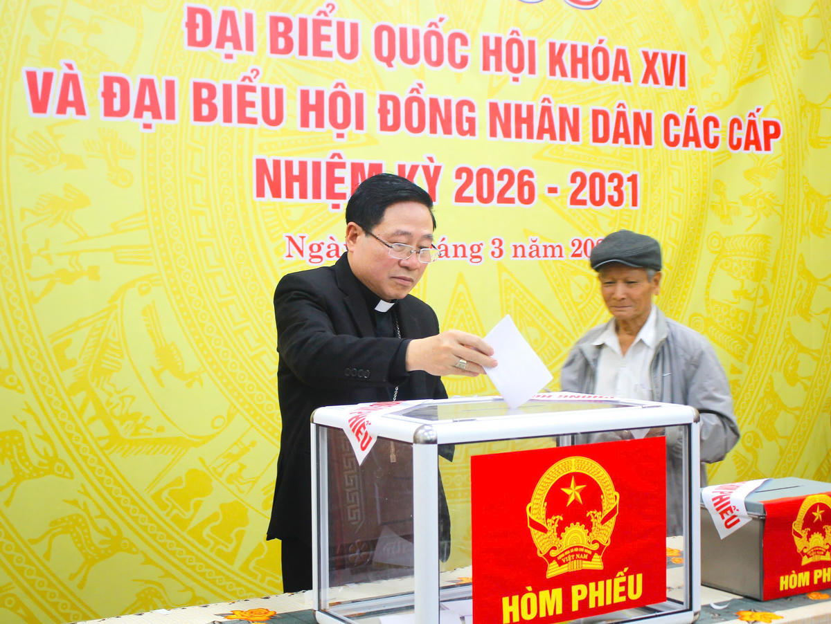 Giám mục Đặng Văn Cầu, Giám mục Chính tòa Giáo phận Thái Bình bỏ phiếu bầu cử trong sáng ngày 15/3. Ảnh: CTV