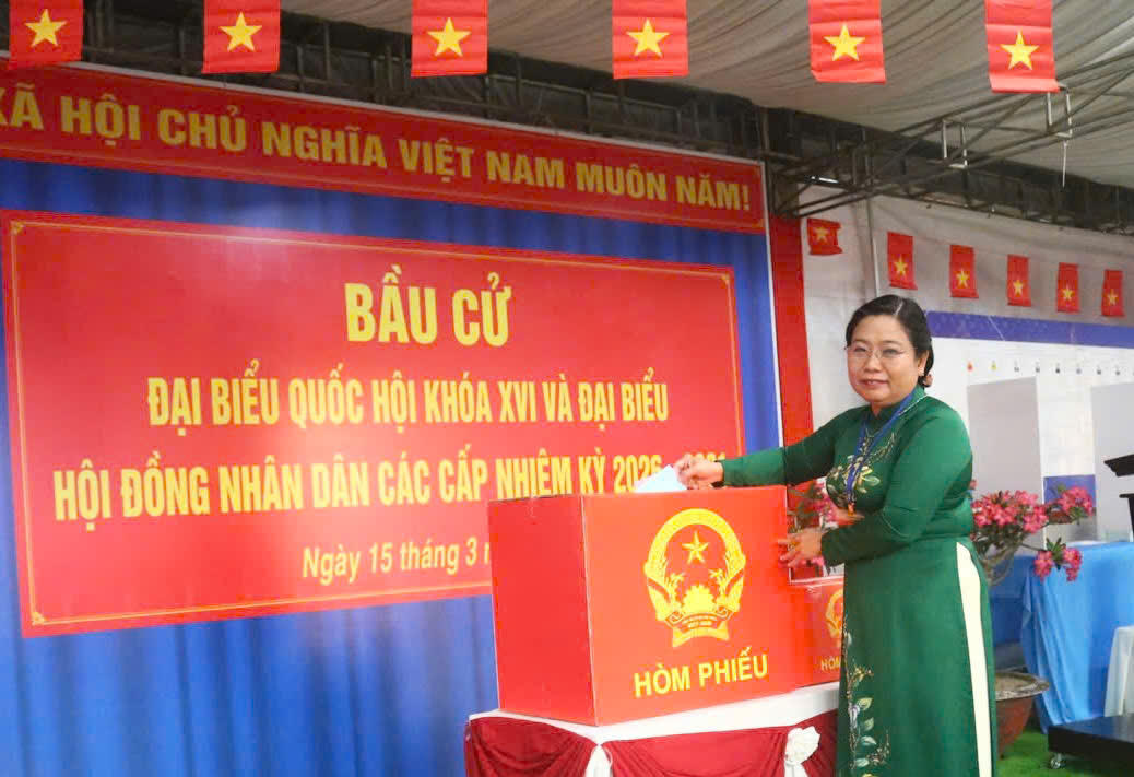 Bà Hồ Thị Cẩm Đào, Phó Bí thư Thành ủy, Chủ tịch UBMTTQ Việt Nam TP Cần Thơ bỏ phiếu tại Khu vực số 16, đơn vị bầu cử số 2, phường Mỹ Xuyên, TP Cần Thơ.&nbsp;