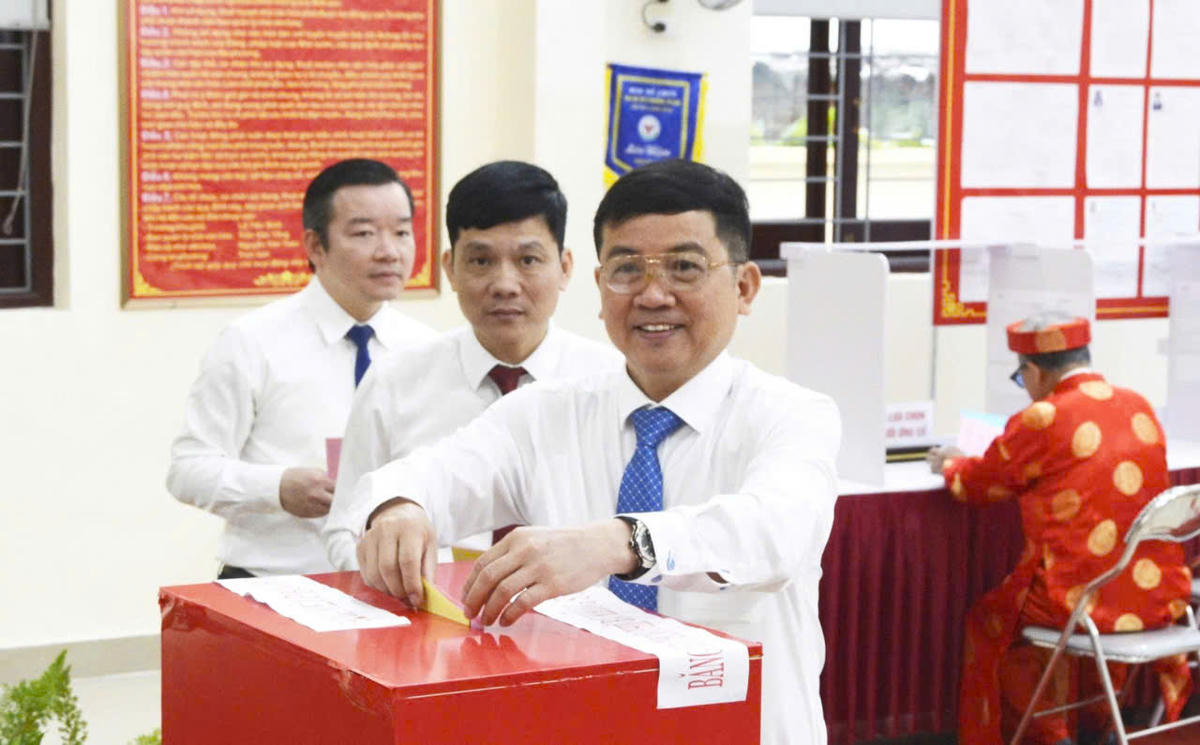 Ông Nguyễn Văn Triển - Phó Chủ tịch Ủy ban MTTQ tỉnh Bắc Ninh cùng các cử tri bỏ phiếu tại khu phố Minh Khai, phường Từ Sơn.