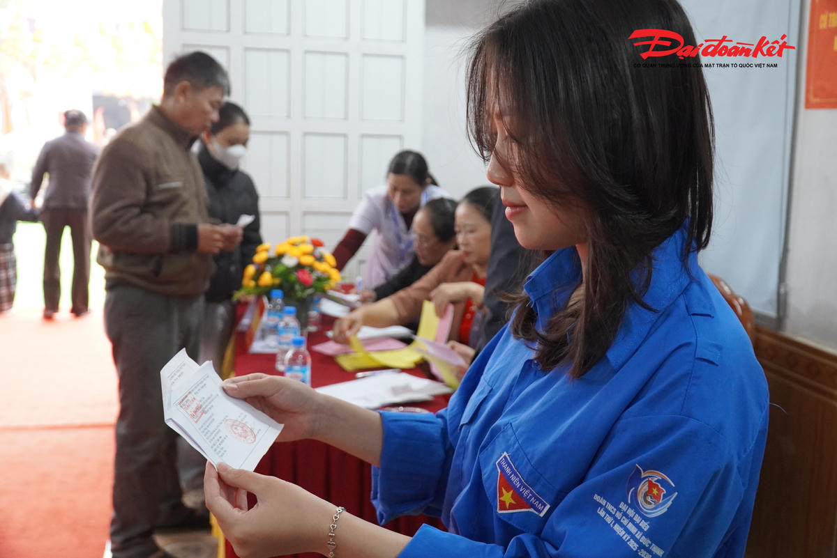 Cử tri trẻ tuổi đặt nhiều niềm tin và kỳ vọng đến các ứng cử viên. Ảnh: Hạnh Nguyên.