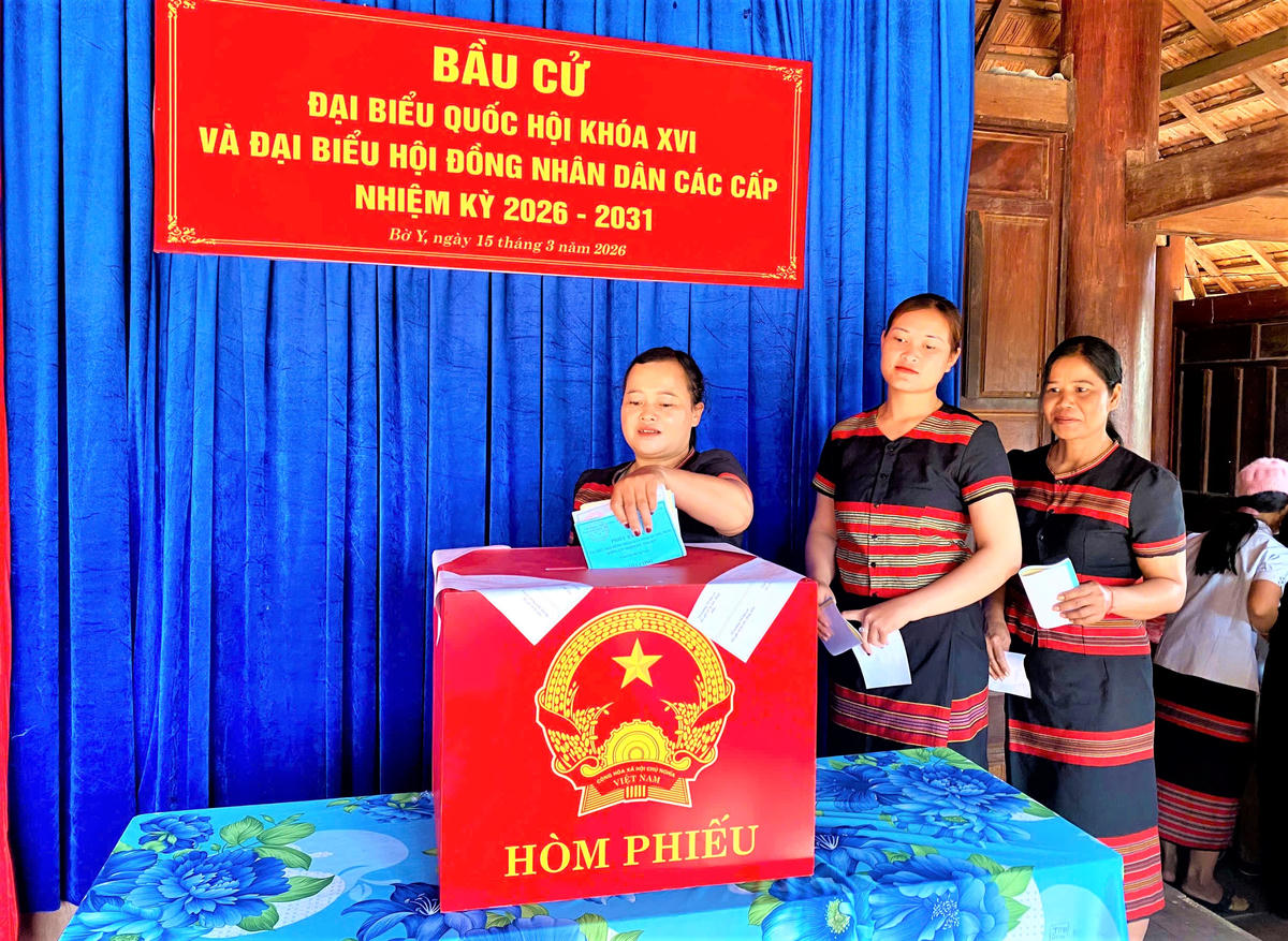 Cử tri người đồng bào Brâu, ở làng Đăk Mế, xã Bờ Y, tỉnh Quảng Ngãi đang bỏ phiếu. Ảnh: Tấn Thành.