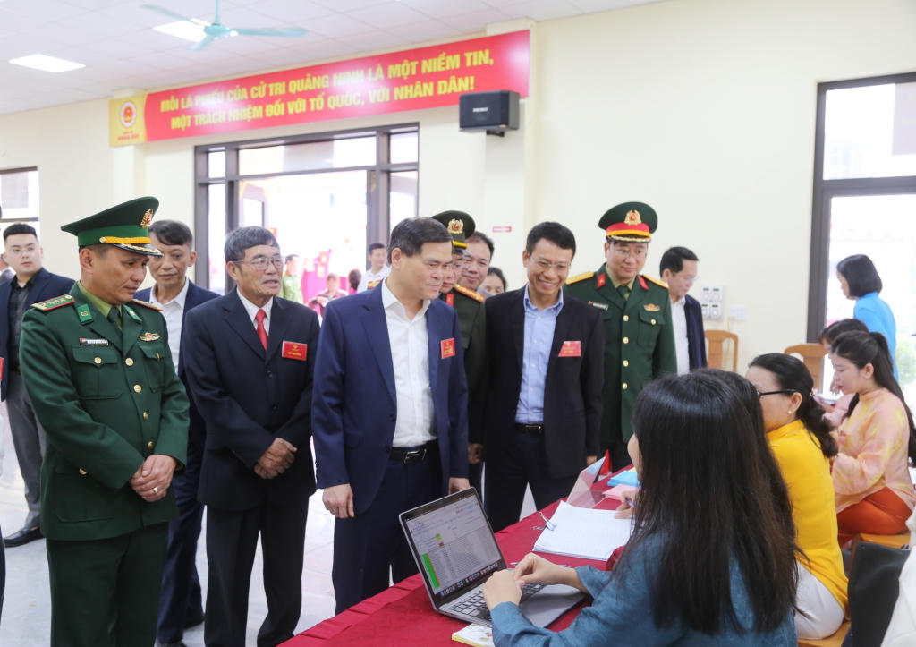 Chủ tịch UBND tỉnh Quảng Ninh Bùi Văn Khắng thăm hỏi, động viên các thành viên Tổ bầu cử phường Móng Cái 2.
