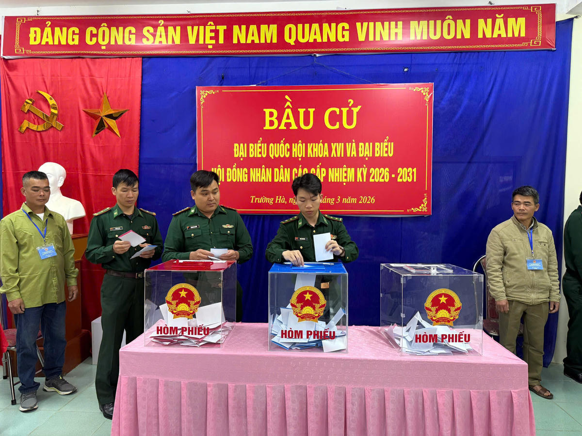 Đồn Biên phòng cửa khẩu Sóc Giang tổ chức cho cán bộ, chiến sĩ bầu cử tại Khu vực bỏ phiếu số 6, xóm Sóc Giang, xã Trường Hà.