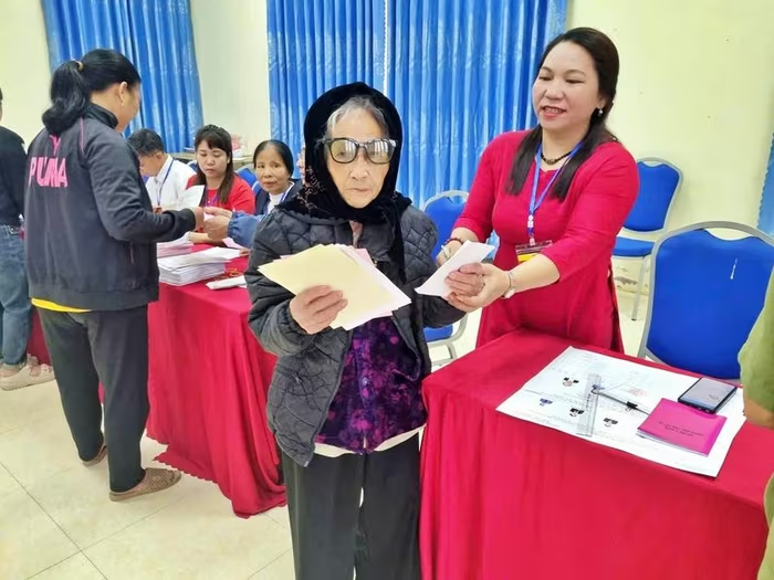 Cử tri Nguyễn Thị Nhậm, 100 tuổi, thôn Thượng Quất, xã Hồng Sơn, Hà Nội đi bỏ phiếu từ rất sớm. Ảnh: Như Hoa.