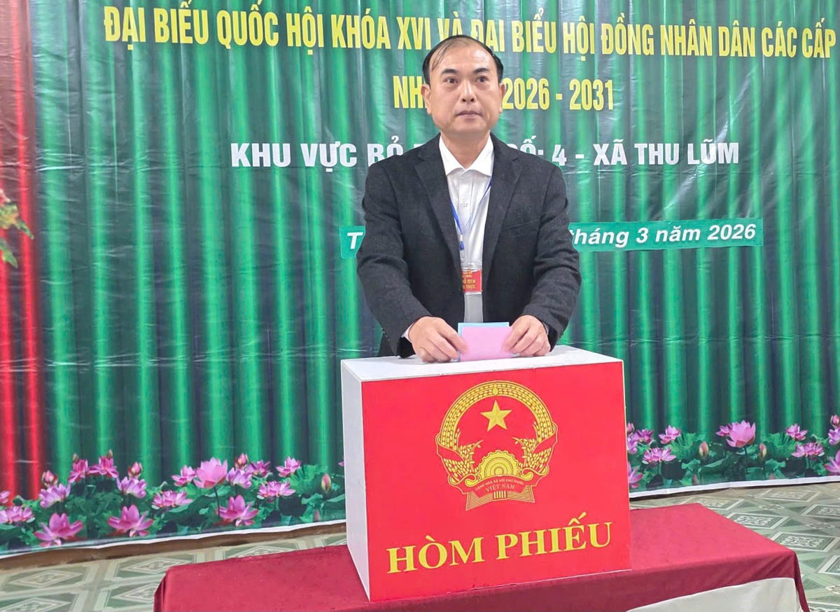 Ông Nguyễn Sỹ Cảnh - Phó Chủ tịch HĐND tỉnh Lai Châu tham gia bỏ phiếu bầu cử tại Khu vực bỏ phiếu số 4, xã Thu Lũm.
