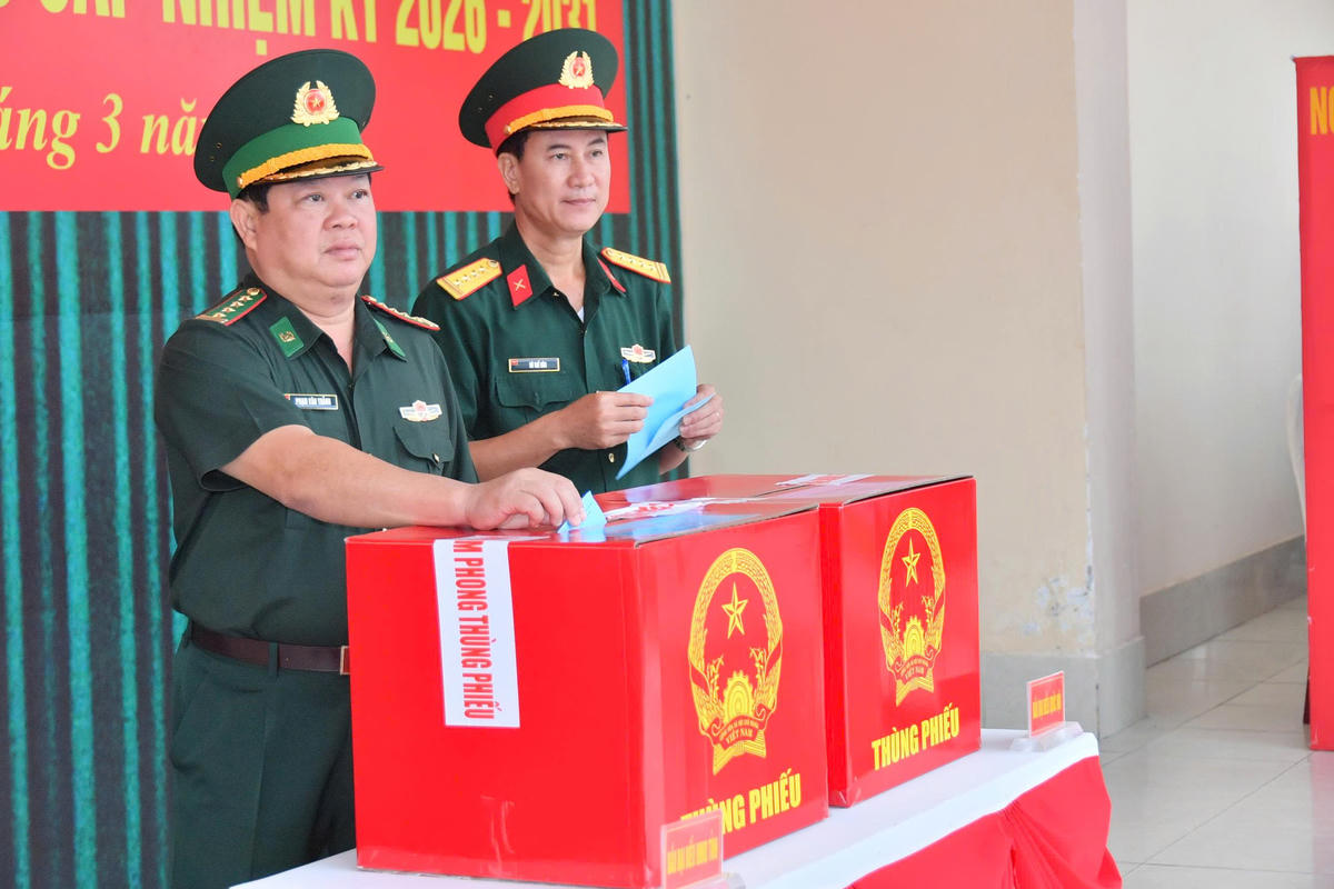 Đại tá Phạm Văn Thắng - Phó Chỉ huy trưởng Bộ chỉ huy Quân sự tỉnh, Chỉ huy trưởng Ban Chỉ huy Bộ đội Biên phòng tỉnh An Giang bỏ phiếu. Ảnh: Phương Vũ