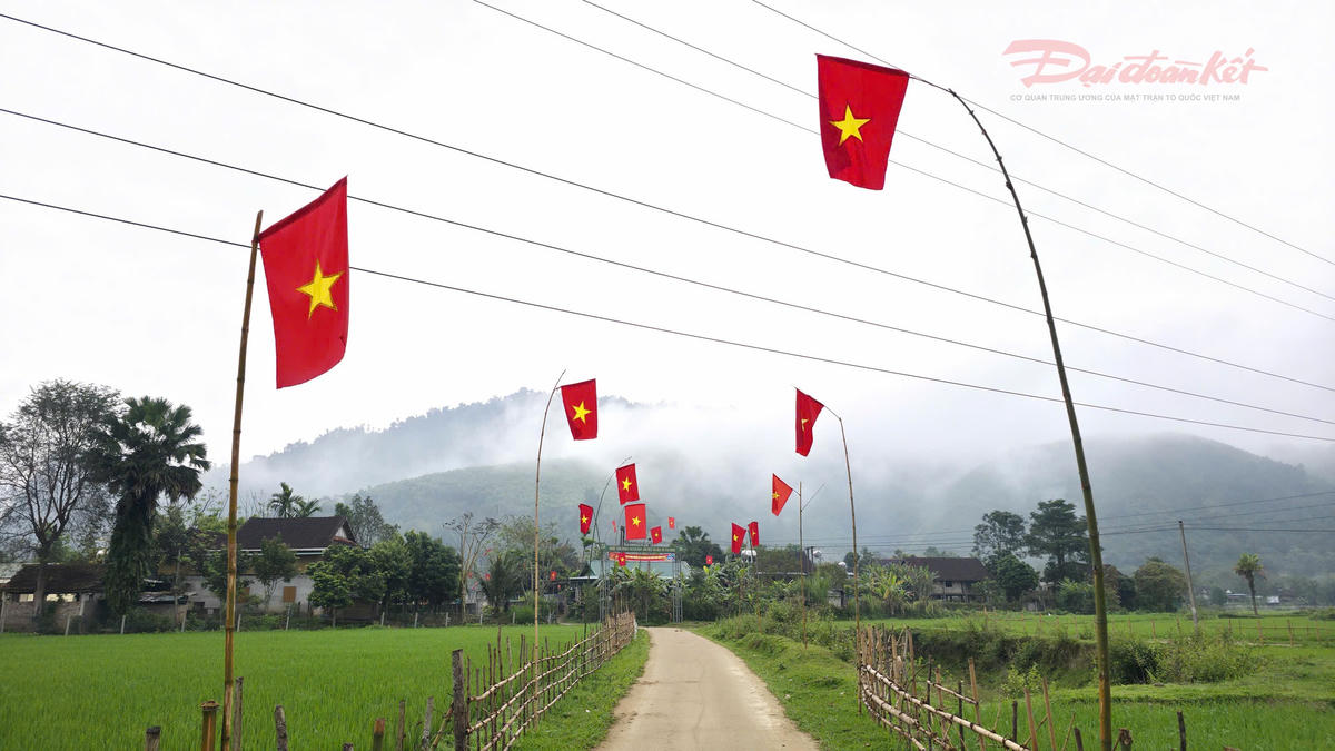 Tại bản Xằng, xã biên giới Môn Sơn (Nghệ An) trên các tuyến đường dẫn vào khu vực bỏ phiếu, cờ Tổ quốc và băng rôn, khẩu hiệu được treo trang trọng,&nbsp;tạo nên không khí rộn ràng của ngày hội toàn dân. Ảnh: ĐB