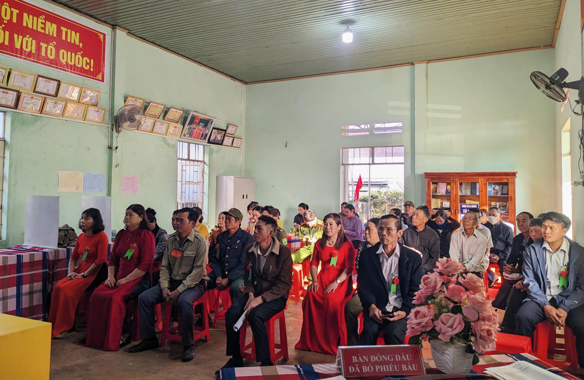 Các cử tri tỉnh Gia Lai có mặt từ sớm điểm bỏ phiếu. Ảnh: Đình Sang.