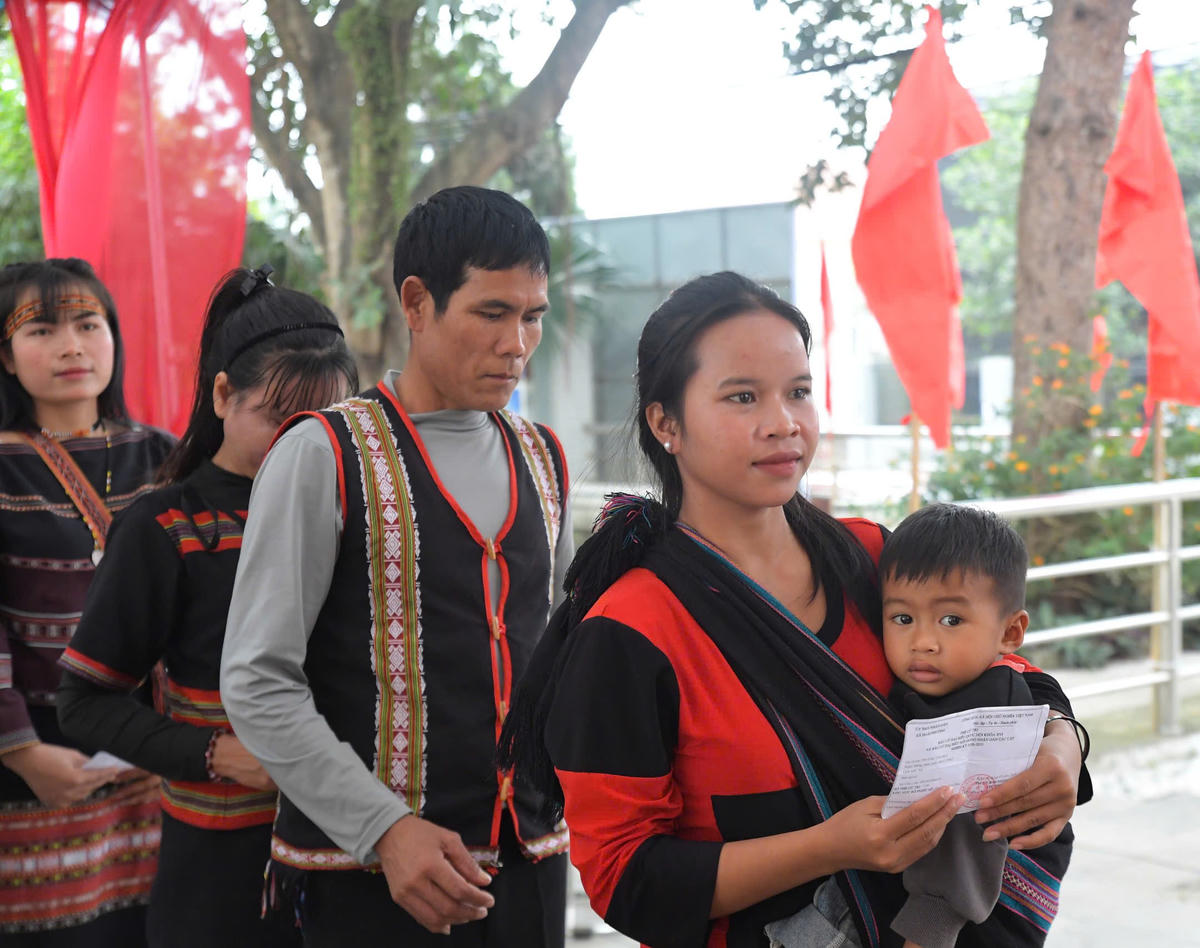 Em bé cùng mẹ đi bầu cử.&nbsp;
