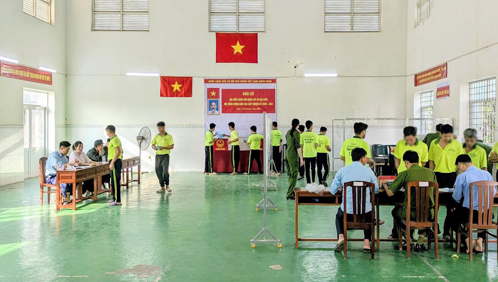 Các học viên điều trị tại&nbsp;Cơ sở cai nghiện ma túy số 2 tỉnh An Giang  thực hiện quyền công dân, tham gia bầu cử. Ảnh: Nghiêm Túc