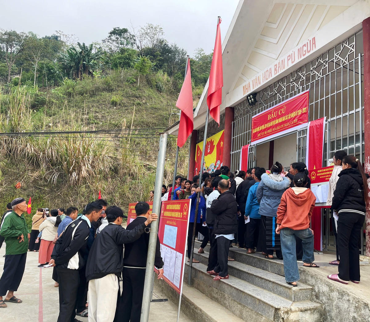 <font dir="auto" style="vertical-align: inherit;"><font dir="auto" style="vertical-align: inherit;">Các cử tri hào hứng với ngày hội non sông. Ảnh: Nguyễn Chung.</font></font>