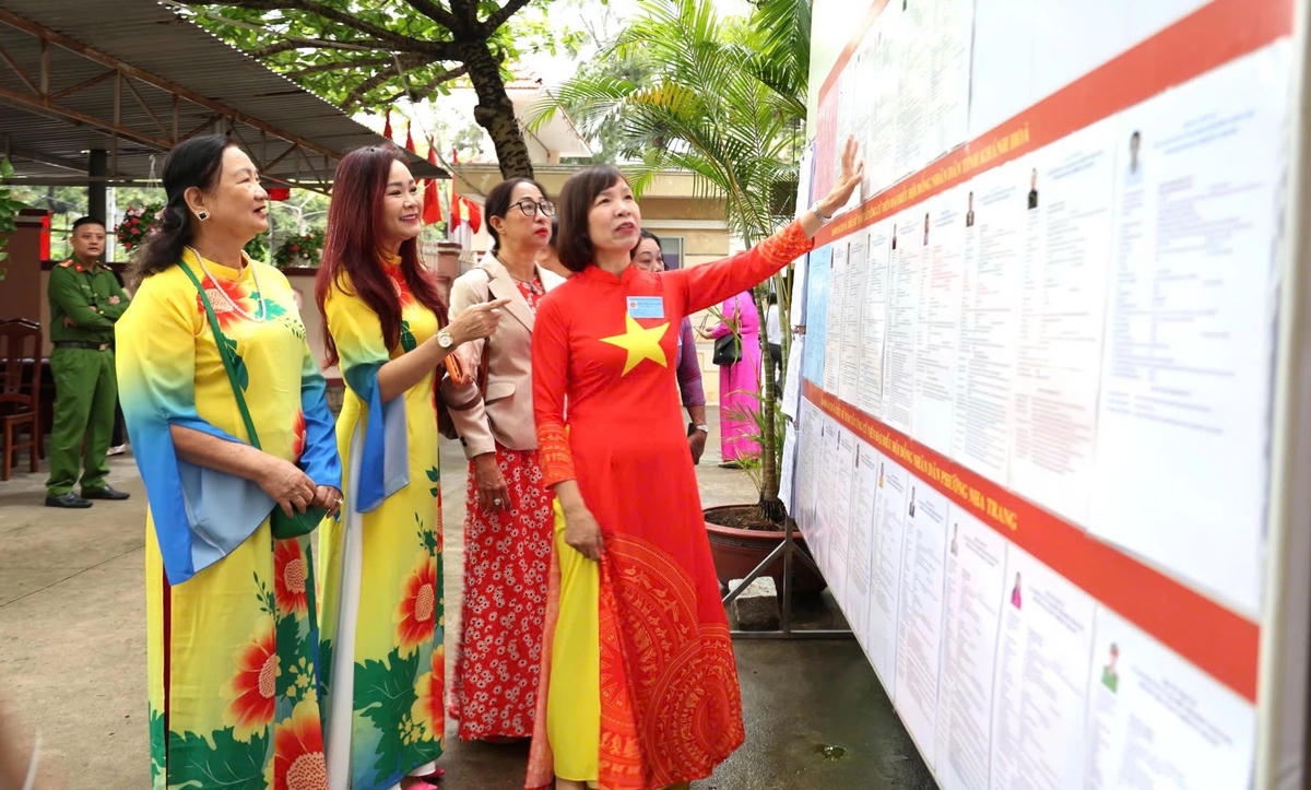 Cử tri phường Nha Trang, tỉnh Khánh Hòa, đọc kỹ lý lịch các ứng viên trước lúc bầu cử. Ảnh X.H.