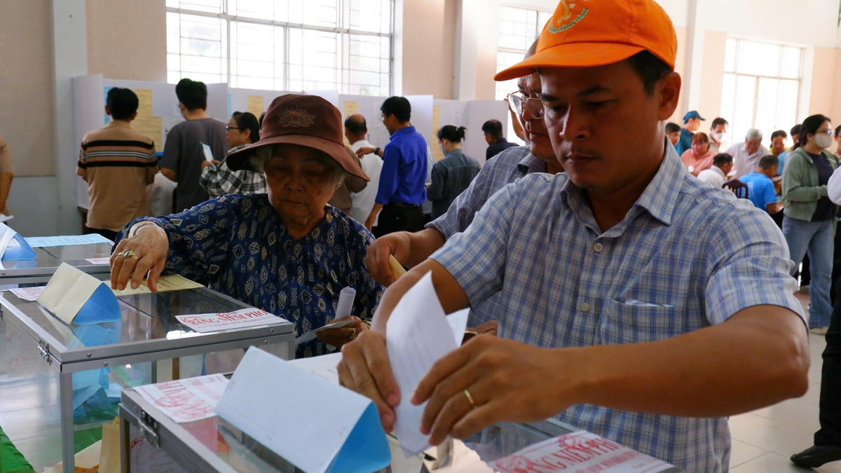 Người dân ở tổ bầu cử số 37 thực hiện quyền công dân.