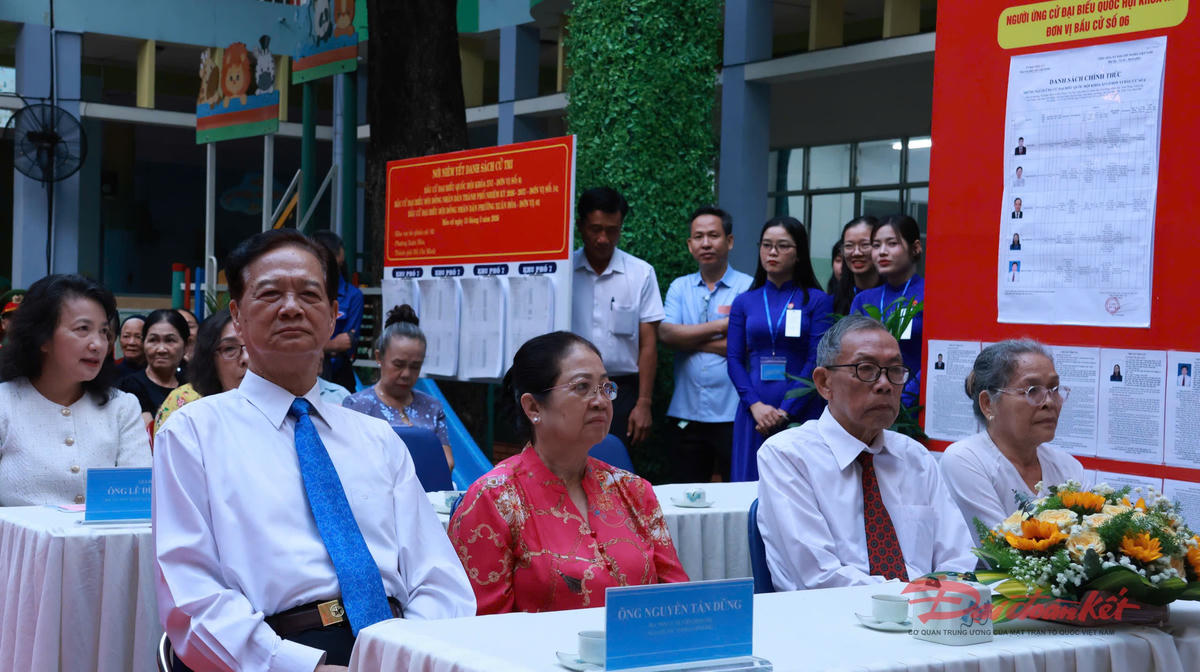 Nguyên Thủ tướng Nguyễn Tấn Dũng dự khai mạc bầu cử tại&nbsp;khu vực bỏ phiếu số 2 (Trường Mầm non tuổi thơ 7, phường Xuân Hoà). Ảnh: Hồng Phúc.