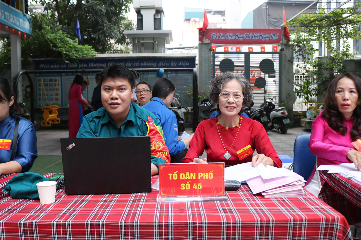 Bà Trần Thu Hà - Tổ trưởng Tổ dân phố số 45, phường Ba Đình (áo đỏ).