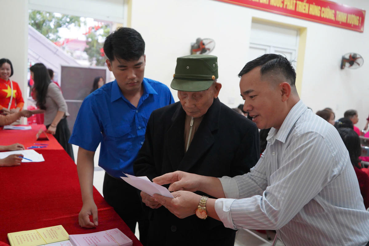 Cụ Ngô Văn Sinh, 103 tuổi, cử tri phường Dương Kinh đi bỏ phiếu. Ảnh: PT.&nbsp;