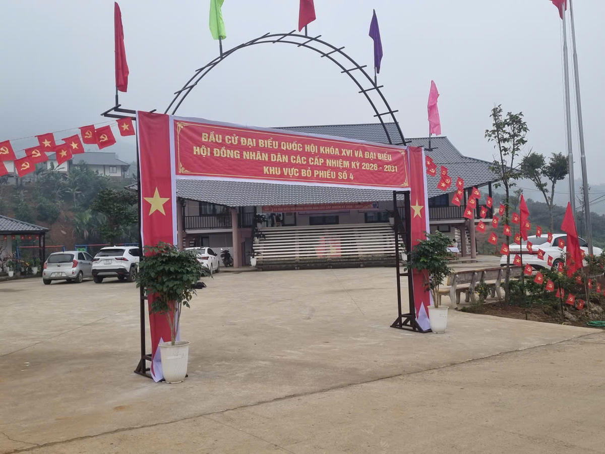 Điểm bỏ phiếu thôn Làng Nủ mới sẵn sàng cho cử tri đi bỏ phiếu. Ảnh: Ngô Hùng.