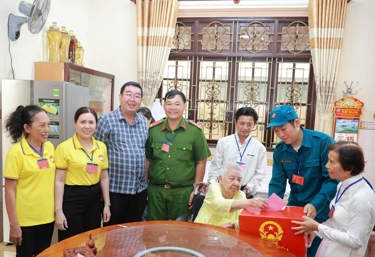 Khu vực bỏ phiếu số 30 phường Ninh Kiều mang thùng phiếu đến tận nơi phục vụ những cử tri đi lại khó khăn. Ảnh Trung Phạm&nbsp;