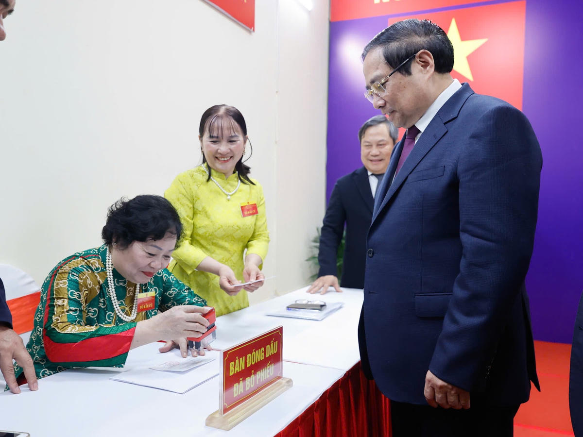 Thủ tướng Chính phủ Phạm Minh Chính thực hiện quyền và nghĩa vụ công dân, bỏ phiếu. Ảnh: Viết Chung