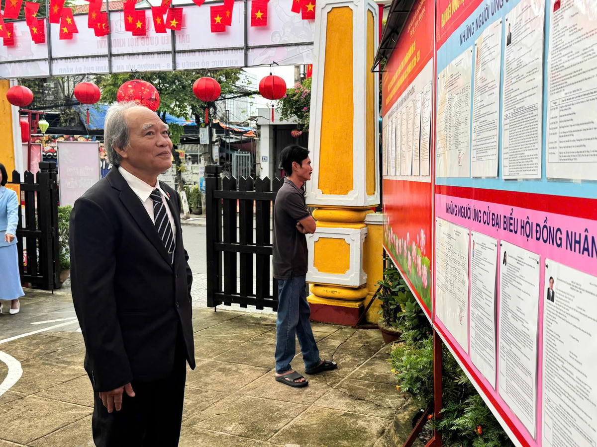 Cử tri khối phố Xuân Lâm, phường Hội An, TP Đà Nẵng xem danh sách Đại biểu. Ảnh: Nguyễn Tín