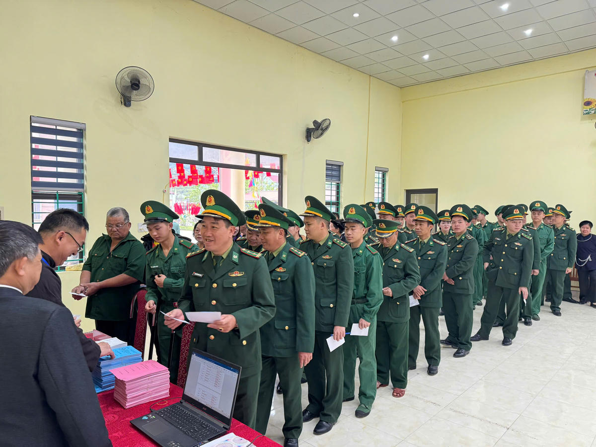 Đồn Biên phòng Đàm Thủy tổ chức cho cán bộ, chiến sĩ bầu cử tại Khu vực bỏ phiếu số 9, xóm Đồng Tâm - Bản Rạ, Bản Mom, xã Đàm Thủy.