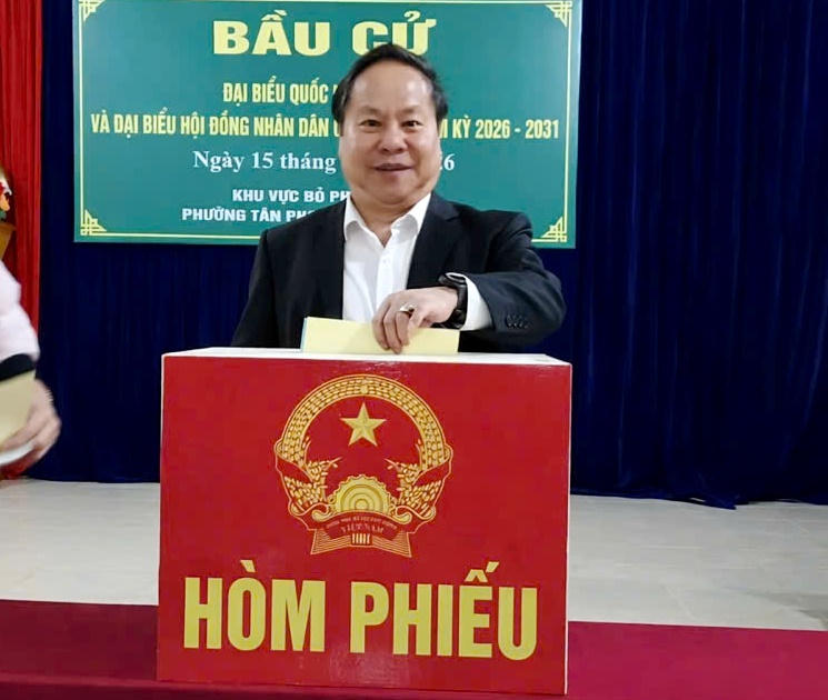 Ông Tống Thanh Hải - Phó Chủ tịch Thường trực UBND tỉnh Lai Châu tham gia bỏ phiếu tại khu vực bỏ phiếu thuộc Tổ dân phố số 14, phường Tân Phong.