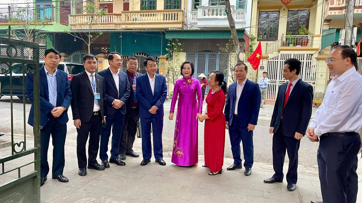 Phó Chủ tịch Quốc hội trò chuyện cùng cử tri sau khi bỏ phiếu. Ảnh: Đình Minh