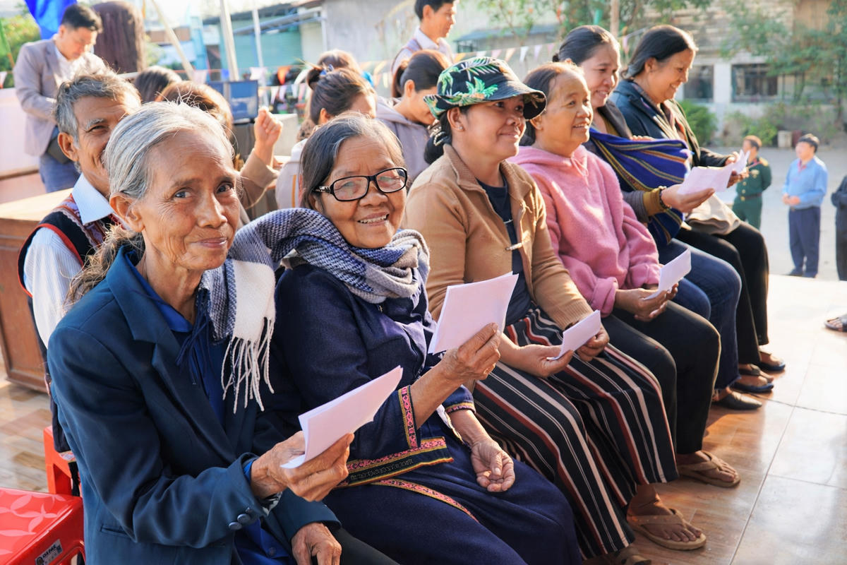 Cử tri thôn Kon Rờ Bang 2 và thôn Phương Quý 1, xã Ngọk Bay, tỉnh Quảng Ngãi chờ đến lượt vào bỏ phiếu. Ảnh: Nguyễn Tín.