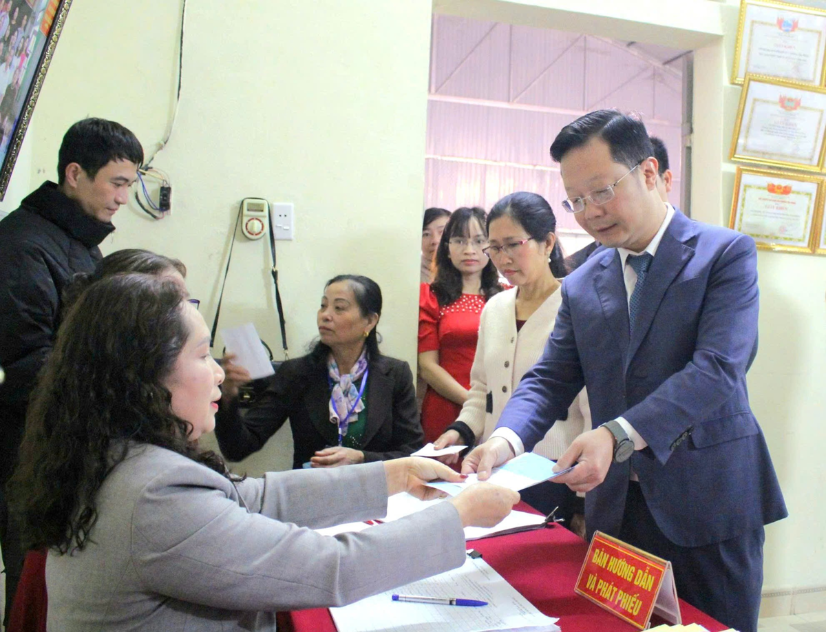 Ông Nguyễn Ngọc Vinh - Phó Bí thư Tỉnh ủy, Chủ nhiệm Ủy ban Kiểm tra Tỉnh ủy, Chủ tịch Ủy ban MTTQ Việt Nam tỉnh Lai Châu lấy&nbsp;bỏ phiếu bầu tại khu vực bỏ phiếu thuộc Tổ dân phố số 7, phường Tân Phong.  

