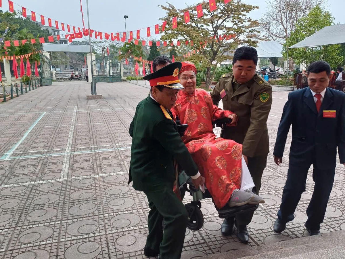 Cử tri cao tuổi được Ban tổ chức bầu cử hỗ trợ vào bỏ phiếu. Ảnh: TL