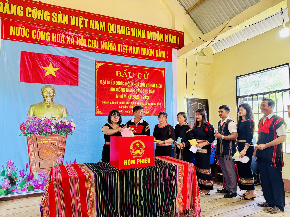 Bà con xã biên giới Buôn Đôn với tinh thần gửi trọn niềm tin đặt vào từng lá phiếu trong ngày hội lớn của đất nước. Ảnh: Thanh Nga.