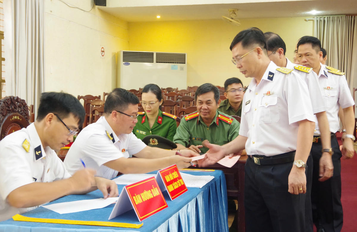 Các cán bộ chiến sĩ bỏ phiếu bầu cử ở khu vực Lữ đoàn 125. Ảnh: Xuân Hoá.