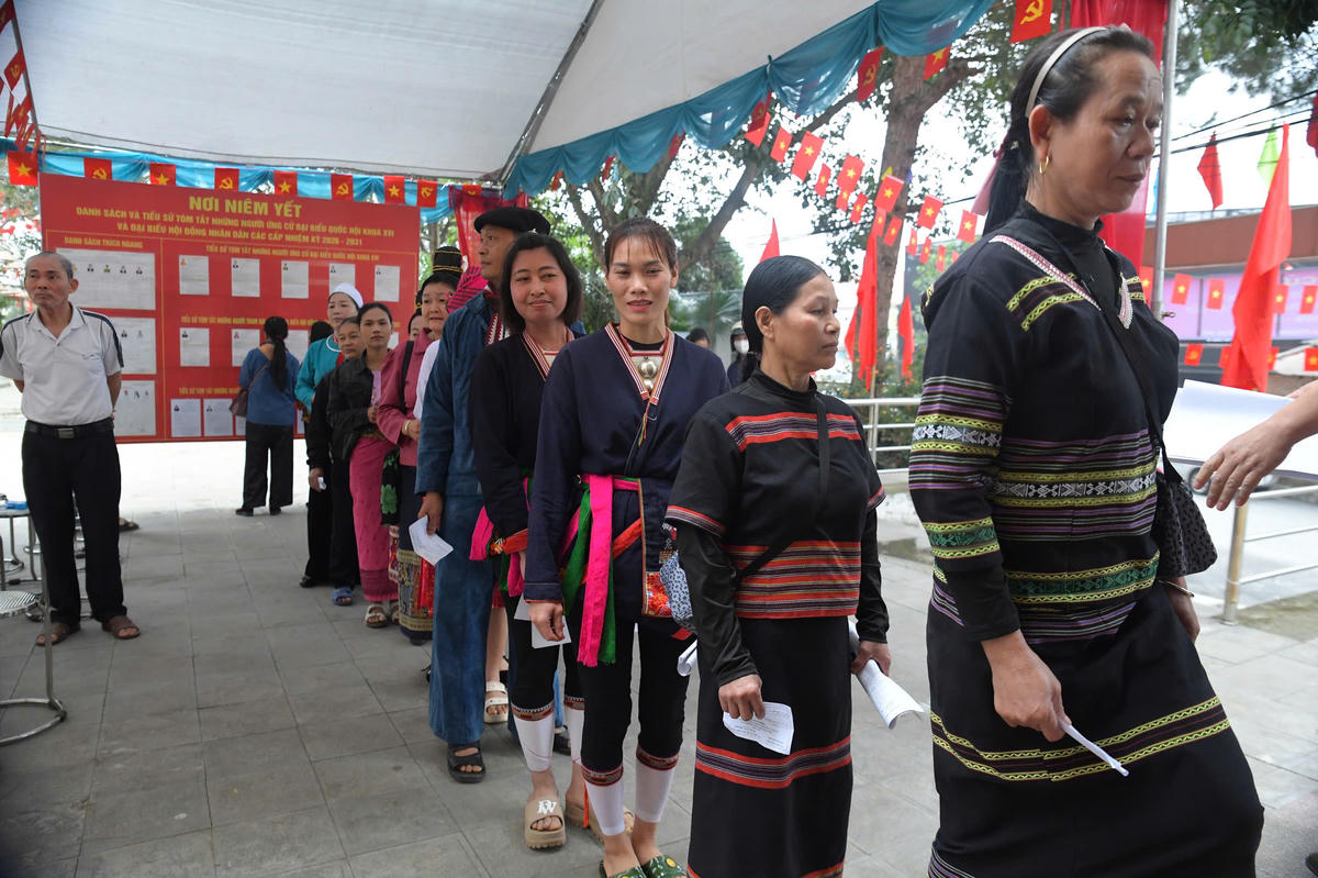 Không khí tại khu vực bỏ phiếu diễn ra trang trọng, dân chủ, thể hiện tinh thần trách nhiệm của cử tri đối với sự kiện chính trị quan trọng của đất nước.
