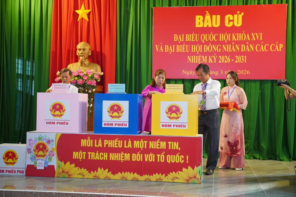 Các cử tri đang bỏ phiếu. Ảnh: CV.