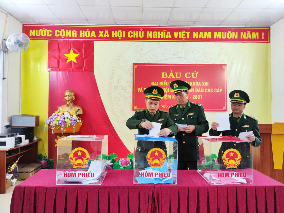 Cán bộ, chiến sĩ Đồn biên phòng Lũng Nặm bỏ phiếu tại tổ số 1 xã Lũng Nặm.