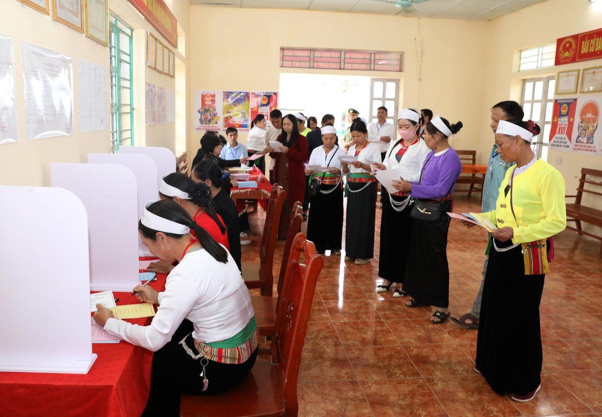 Cử tri xã Cúc Phương đi bầu cử sáng 15/3. Ảnh: Đức Phương