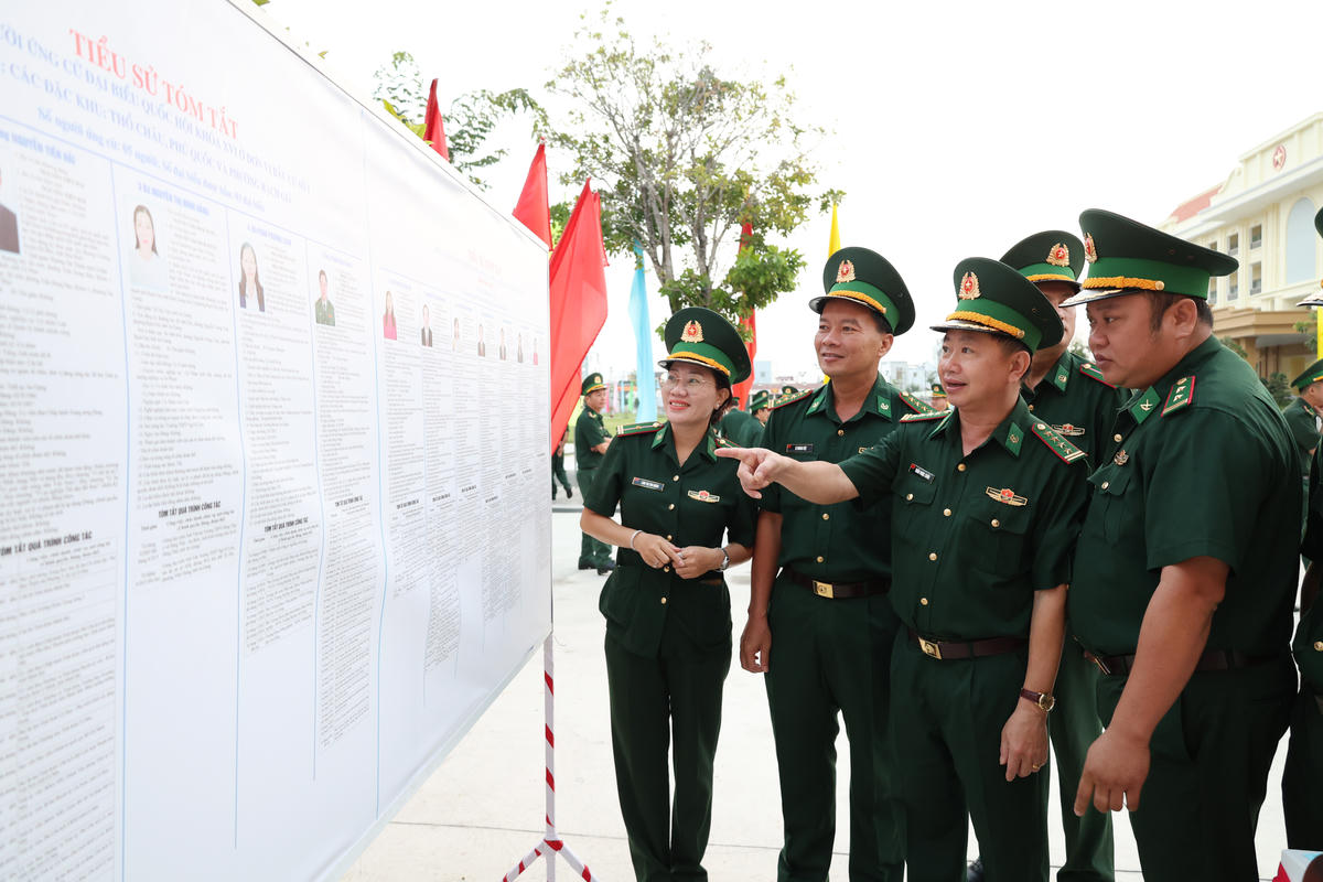 Cán bộ, chiến sĩ dành thời gian nghiên cứu kỹ thông tin người ứng cử trước khi bỏ phiếu. Ảnh: Tuấn Kệt.