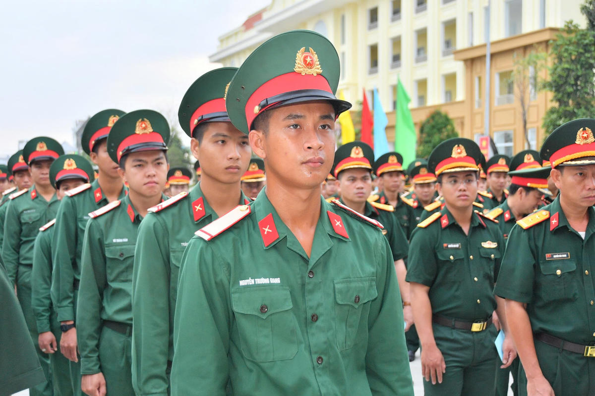 Nhiều quân nhân trẻ cho biết đây là lần đầu tiên được trực tiếp tham gia bầu cử trong môi trường quân đội, nên càng cảm nhận rõ trách nhiệm của mình đối với sự phát triển của đất nước và địa phương. ảnh: Phương Vũ