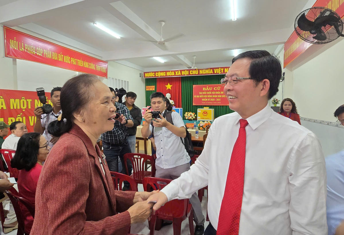 Phó Thủ tướng Chính phủ Hồ Quốc Dũng thăm hỏi cử tri phường Quy Nhơn Nam. Ảnh: CV.