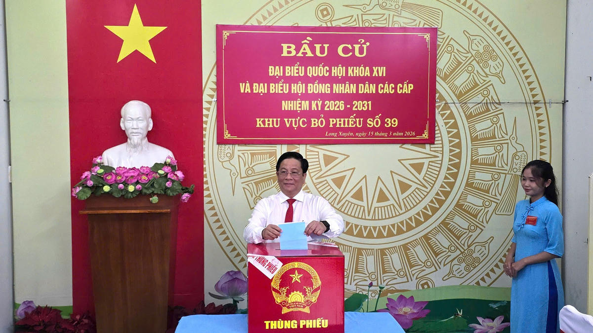  Ủy viên Ban Chấp hành Trung ương Đảng, Phó Bí thư Tỉnh ủy, Chủ tịch UBND tỉnh An Giang Hồ Văn Mừng bỏ phiếu bầu tại khu vực bỏ phiếu số 39, phường Long Xuyên. Ảnh: Thanh Tiến