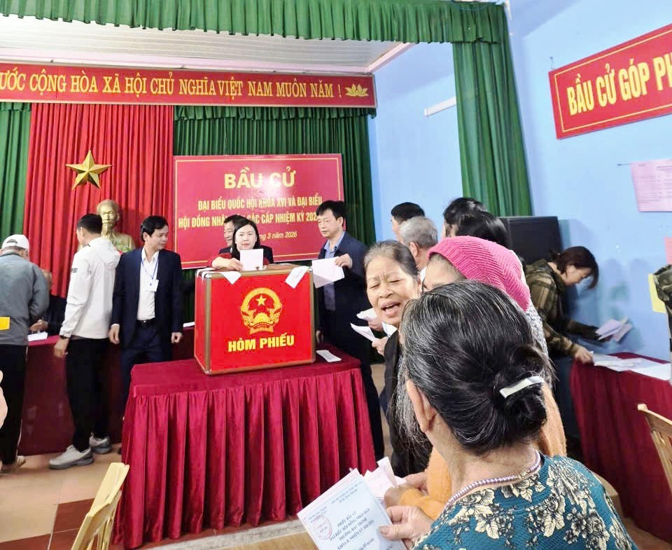 Bà Nguyễn Thị Phương, Phó Chủ tịch Ủy ban MTTQ tỉnh Thanh Hóa tham gia bỏ phiếu cùng các cử tri nhân dân tại tổ bầu cử số 51, phường Hạc Thành. Ảnh: Nguyễn Chung.