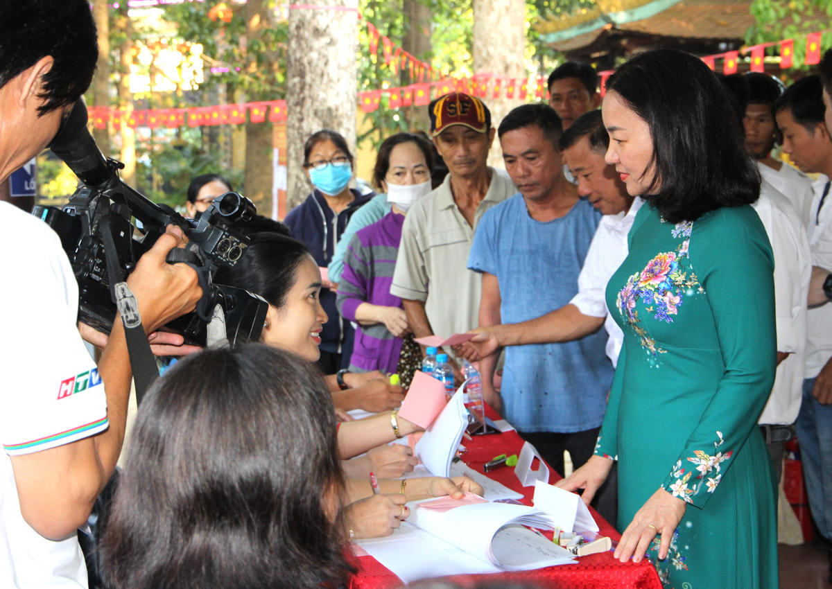 Cử tri TP Hồ Chí Minh tham gia bầu cử tại các điểm bỏ phiếu trên địa bàn. Ảnh: Hồng Phúc.