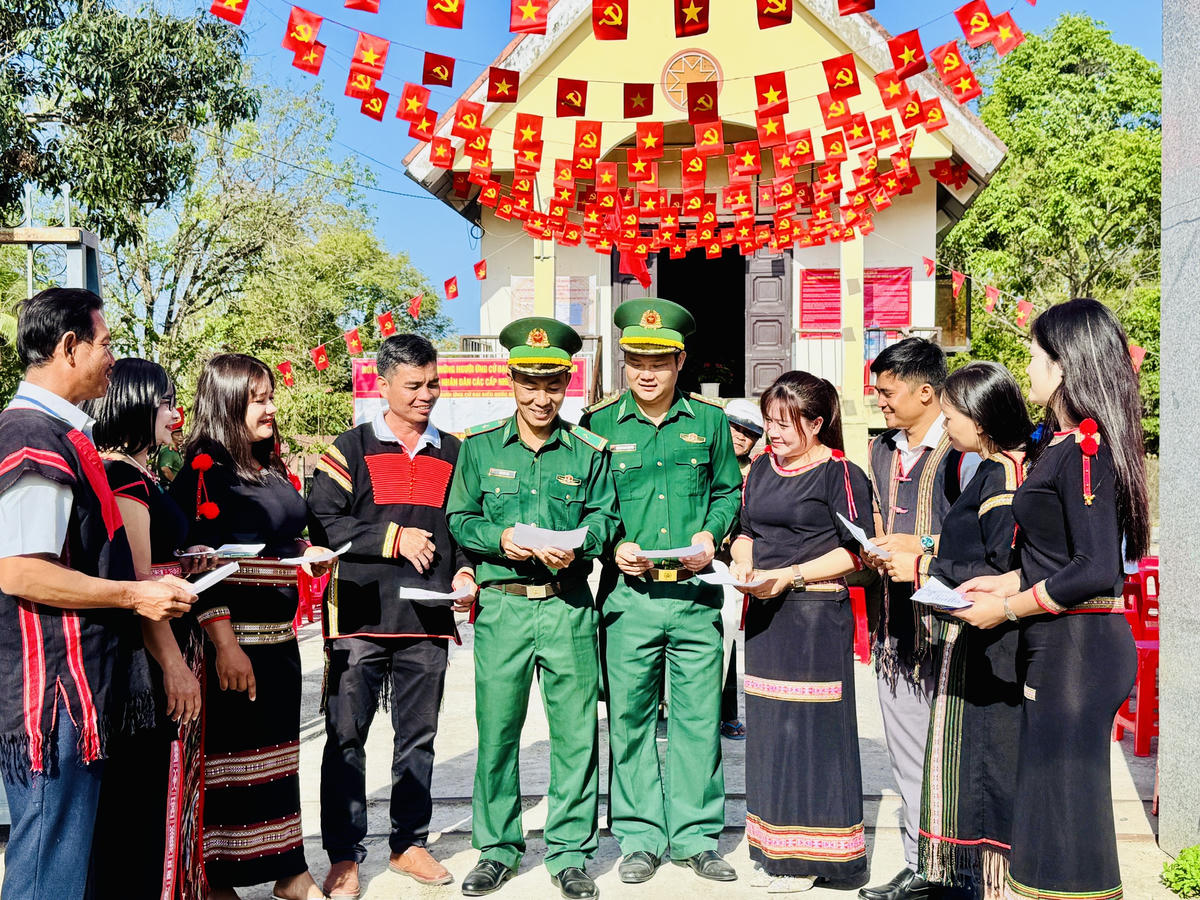 Trên địa bàn xã biên giới Buôn Đôn, Bộ đội Biên phòng luôn sát cánh cùng bà con trên mọi mặt. Ảnh: Thanh Nga.