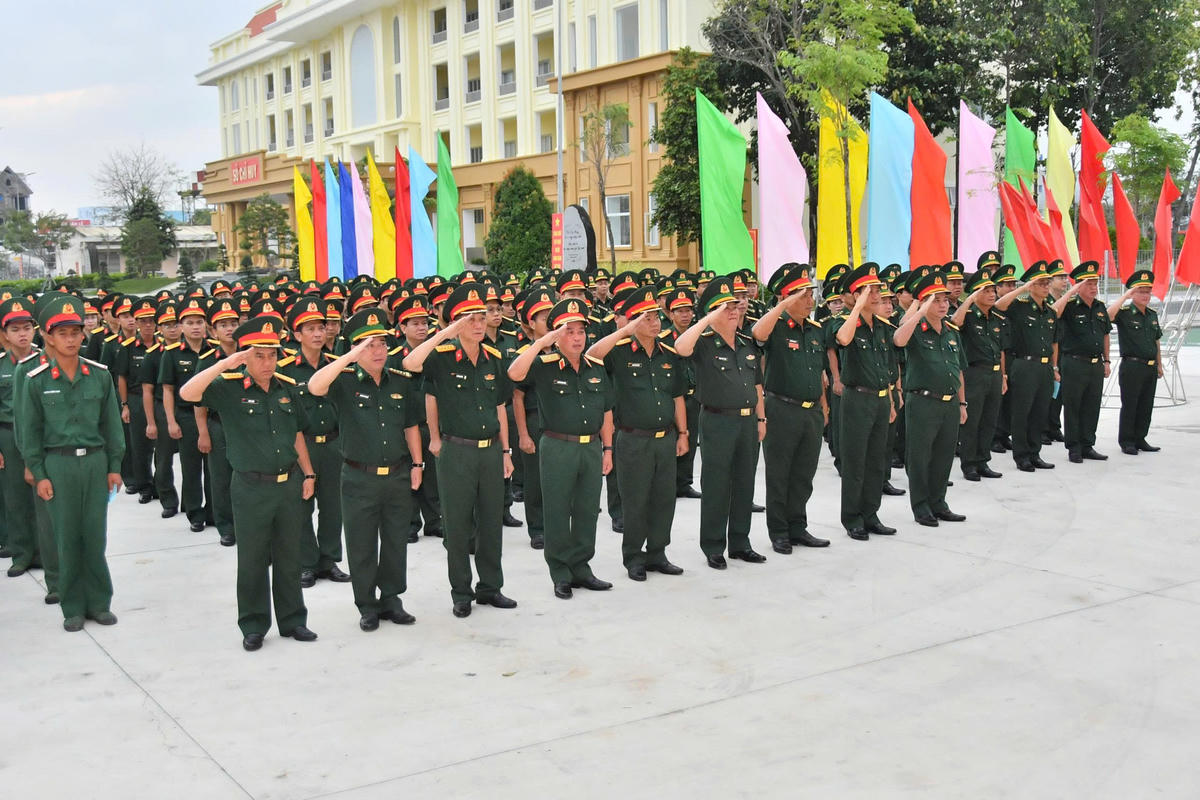 Ngay từ sáng sớm, không khí tại Tổ bầu cử số 57 đặt tại Bộ CHQS tỉnh An Giang diễn ra trang nghiêm nhưng cũng rất phấn khởi. Cán bộ, chiến sĩ trong quân phục chỉnh tề, xếp hàng ngay ngắn chờ đến lượt bỏ phiếu. Ảnh: Phương Vũ