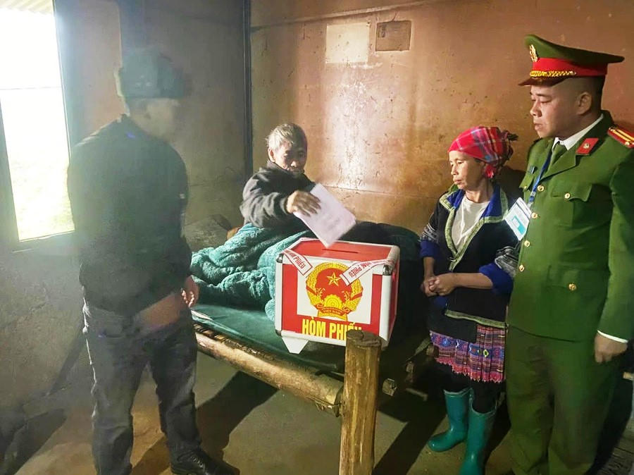 <font dir="auto" style="vertical-align: inherit;"><font dir="auto" style="vertical-align: inherit;">Hòm phiếu được đưa đến tận giường cho người già không thể di chuyển đến điểm bầu cử. Ảnh: Nguyễn Chung.</font></font>